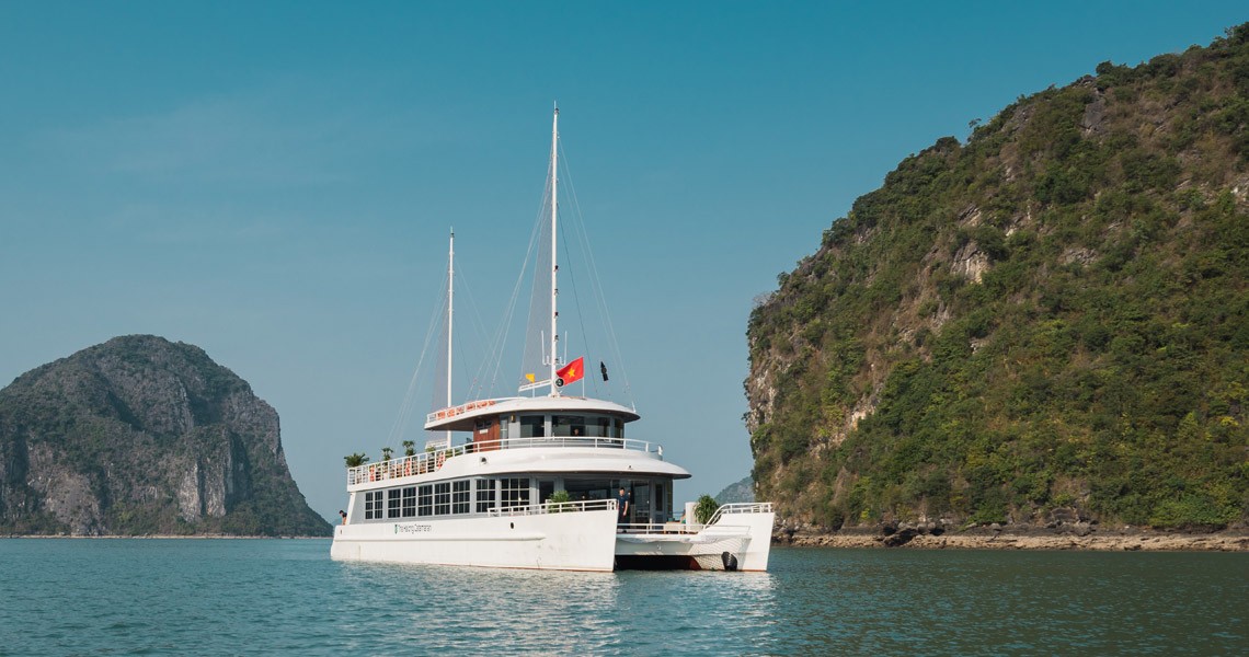 DU THUYỀN THE CAT BA CATAMARAN