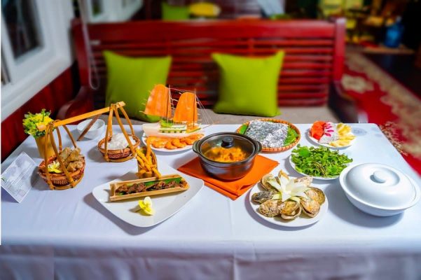 nhà hàng trên du thuyền vịnh Hạ Long